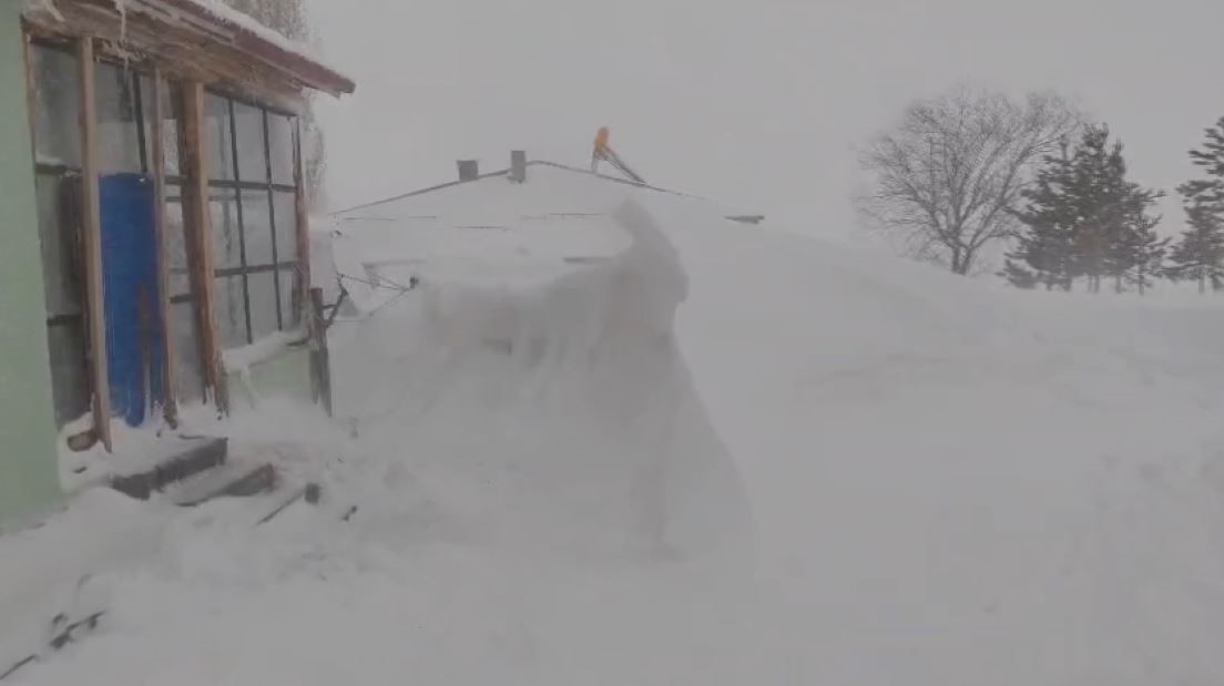 Sivas Altınyayla’da Tipi Hayatı Felç Etti: Kar Kalınlığı 3 Metreye Ulaştı