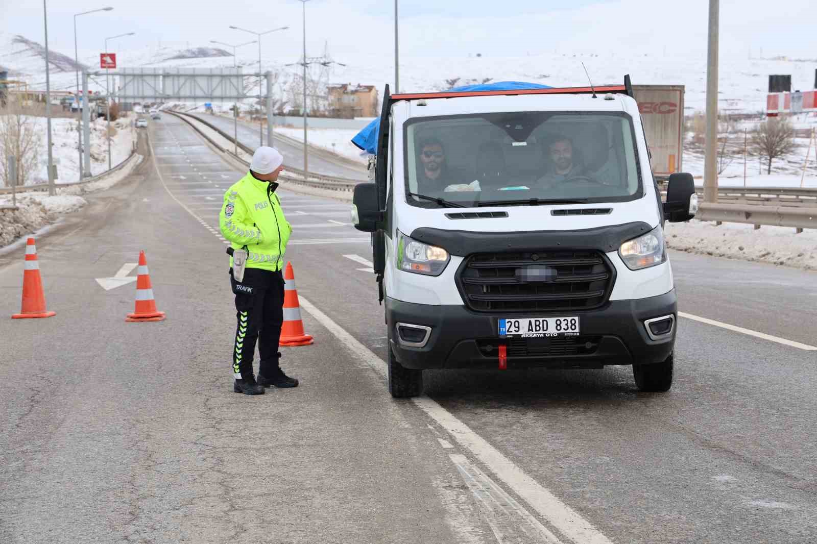Sivas-Kayseri Karayolu Fırtına Sebebiyle Ulaşıma Kapatıldı