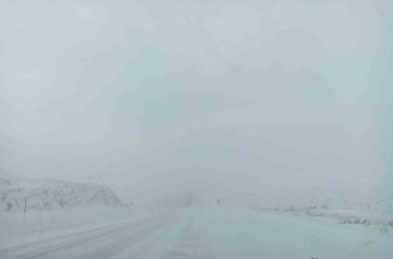 Sivas-Malatya Yolu Yoğun Kar Yağışı Nedeniyle Trafiğe Kapandı