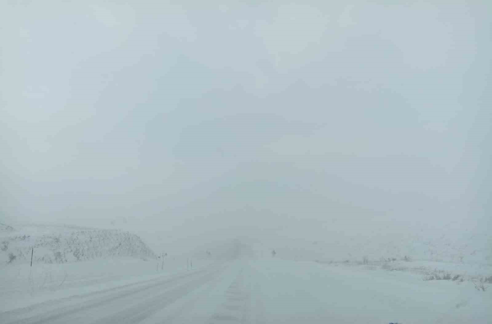 Sivas-Malatya Yolu Yoğun Kar Yağışı Nedeniyle Trafiğe Kapandı