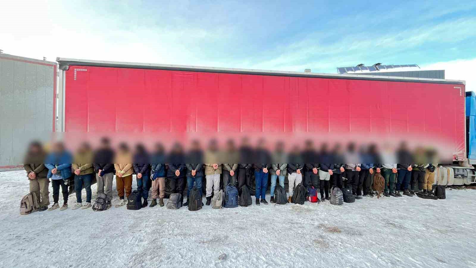 Sivas Suşehri’nde Tırda Gizlenmiş 25 Düzensiz Göçmen Yakalandı