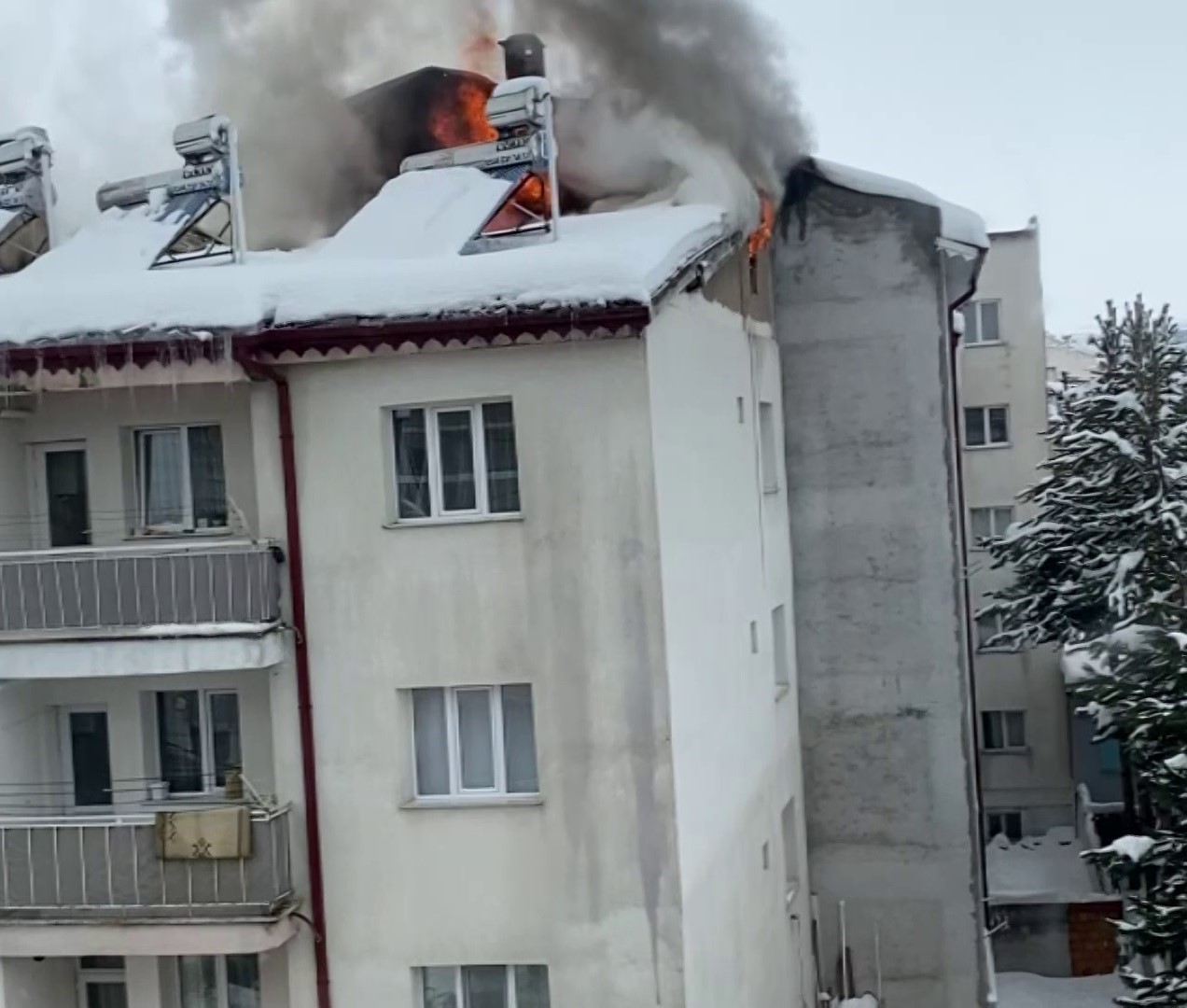 Sivas Yenidoğan Mahallesi’nde Apartman Çatısında Yangın