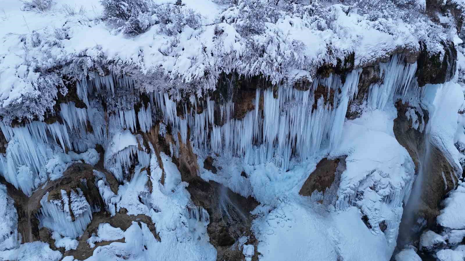 Sivas’ın Dipsizgöl’ü Kışın Büyüsüyle Büyülüyor
