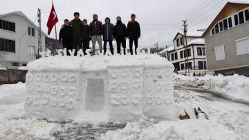 Sivas’ın Koyulhisar İlçesi, Kardan Yapılmış Tarihi Valilik Binası ile Sosyal Medyada Gündem Oldu