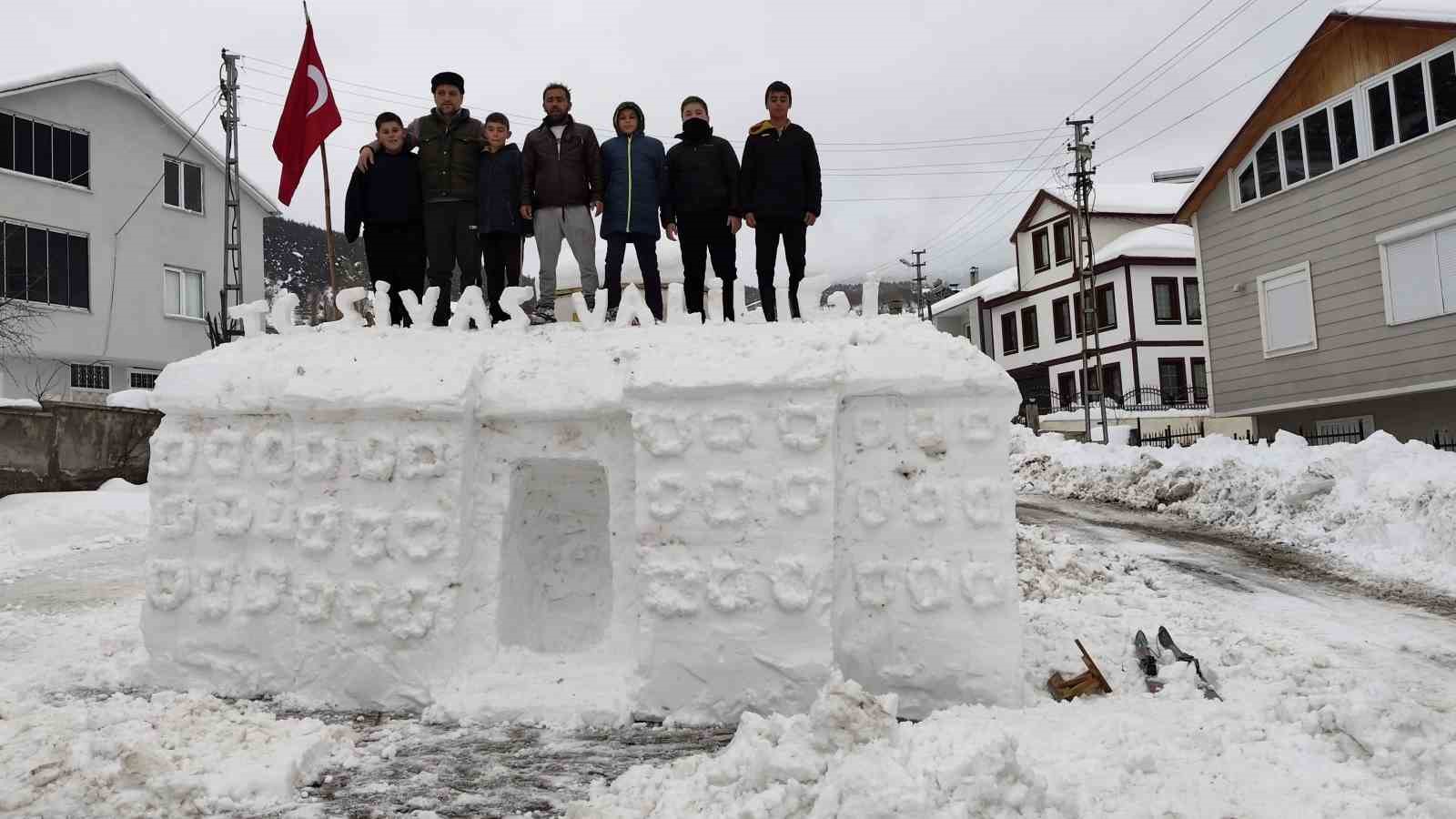 Sivas’ın Koyulhisar İlçesi, Kardan Yapılmış Tarihi Valilik Binası ile Sosyal Medyada Gündem Oldu