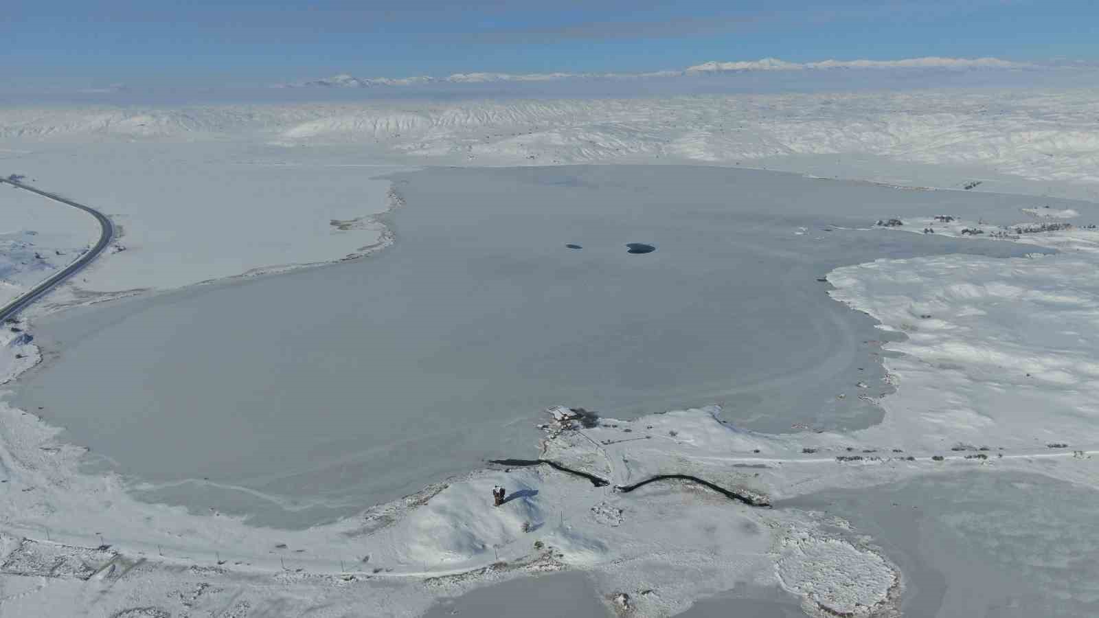 Sivas’ın Mistik Gölü Tödürge, Buz Kefeniyle Sarmalandı