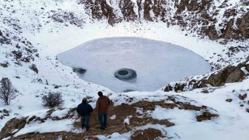 Sivas’ın Renk Değiştiren Kızılçan Gölü Buz Tuttu