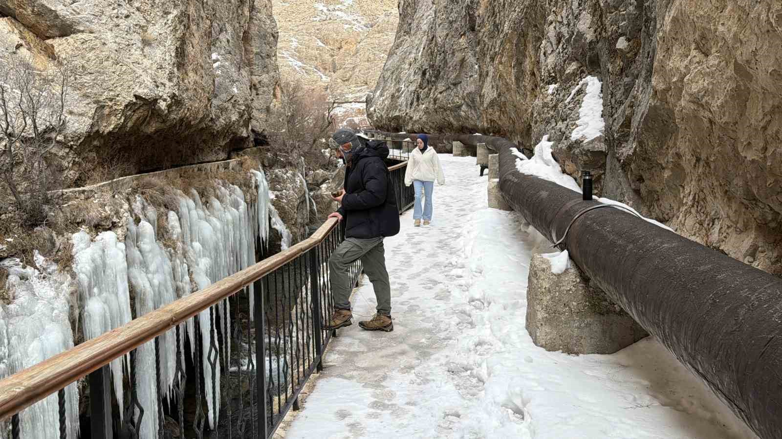 Sivas’ın Şuğul Kanyonu’nda Buz Sarkıtları Görsel Şölen Sunuyor
