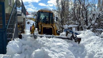 Sivaslı Muhtar Devleti Beklemedi, Köyün Yollarını Kendi Açtı