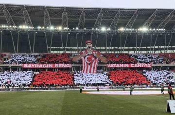 Sivasspor Taraftarlarından Anlamlı Türk Bayrağı Koreografisi
