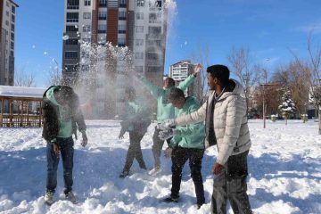 Sivas’ta Afrikalı Öğrenciler İlk Kez Karla Buluştu
