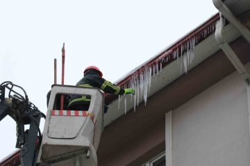 Sivas’ta Buz Sarkıtları Tehlike Saçıyor: İtfaiye Ekipleri Müdahalede