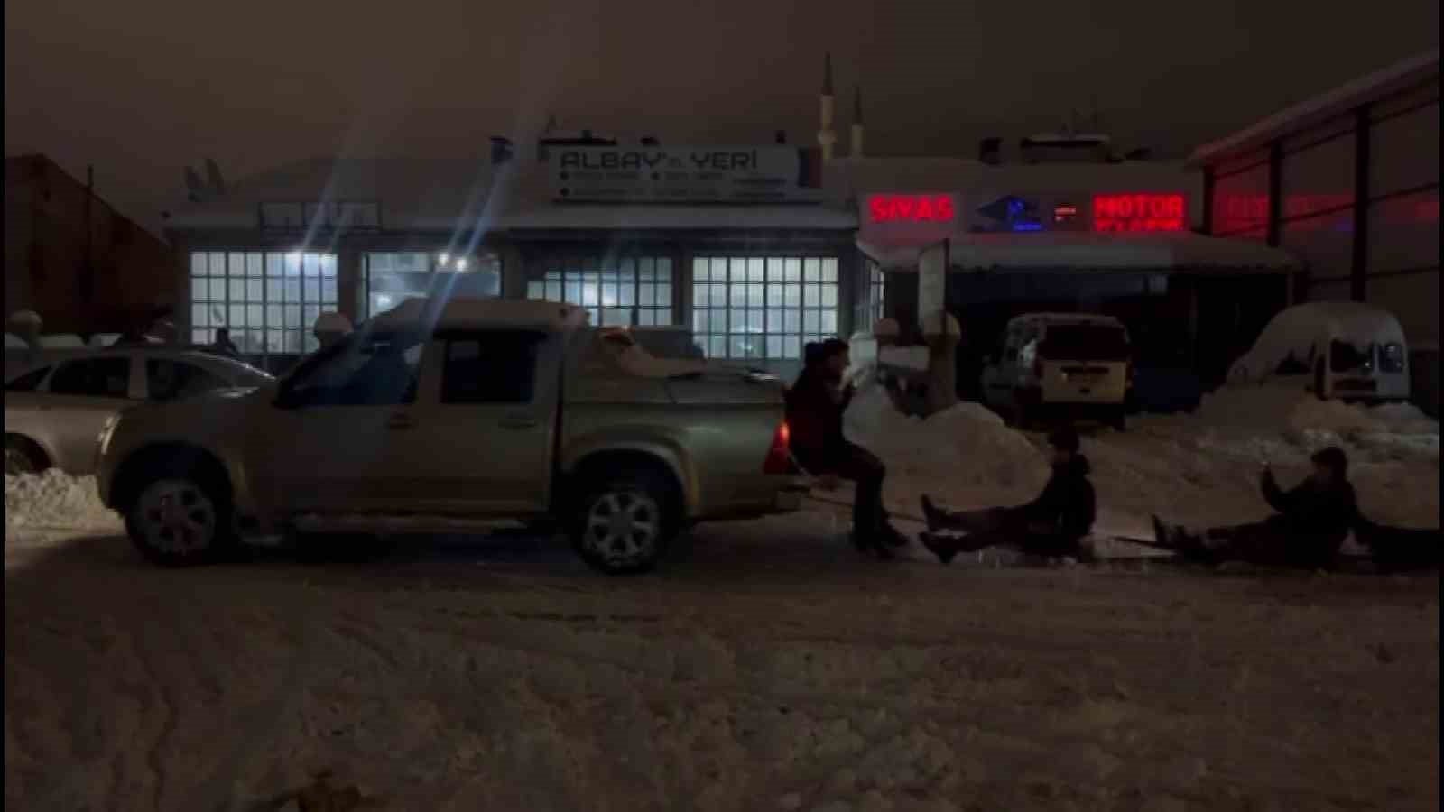 Sivas’ta Eğlenceli Kış Günü: Esnaf ve Çıraklarından Kar Üzerinde Hareketli Saatler