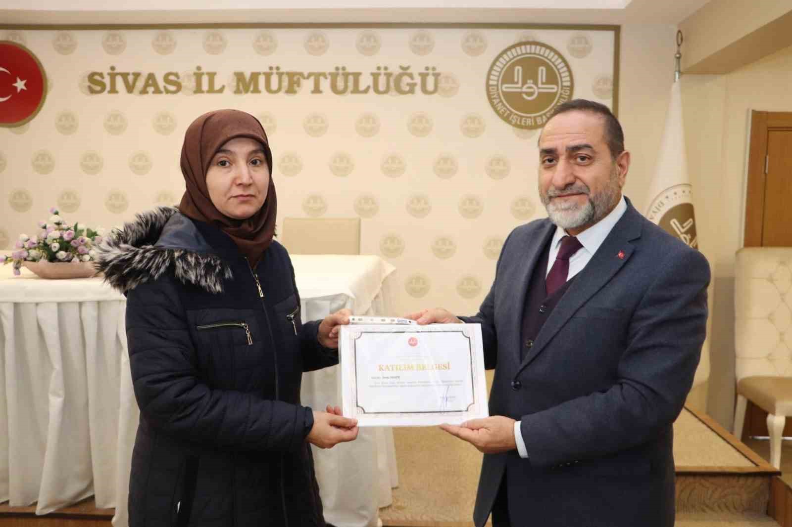 Sivas’ta Geçici Kur’an Kursu Öğreticilerine Sertifika Töreni