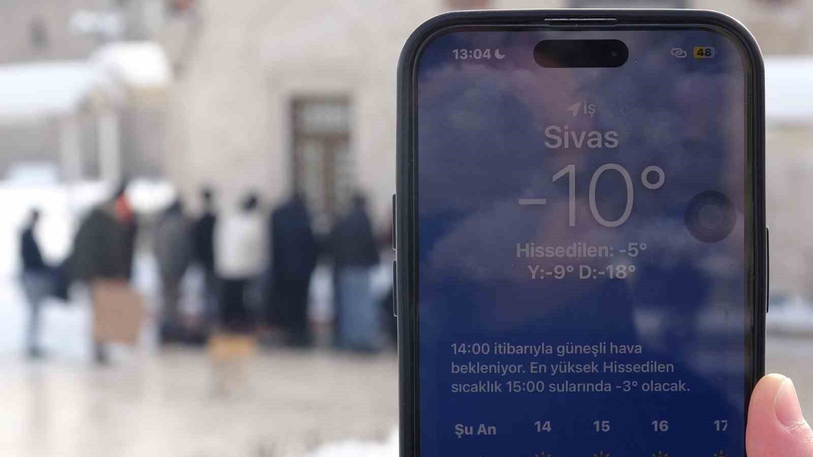 Sivas’ta İnançlı Cemaat, Dondurucu Soğukta Namazını Açık Havada İfa Etti