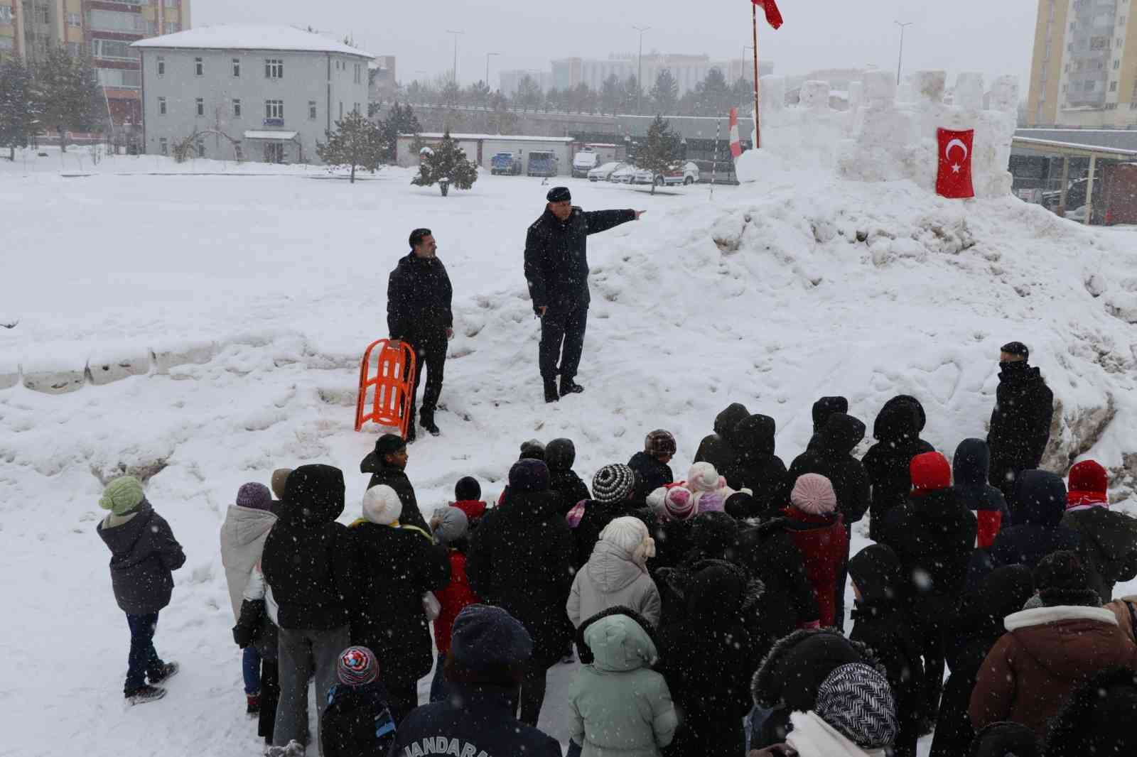 Sivas’ta Jandarma Tarafından Düzenlenen Kızak Şenliği Çocuklara Neşe Saçtı