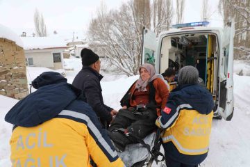 Sivas’ta Kar Engeli, Sağlık Ekiplerinin Fedakar Çalışmasıyla Aşıldı