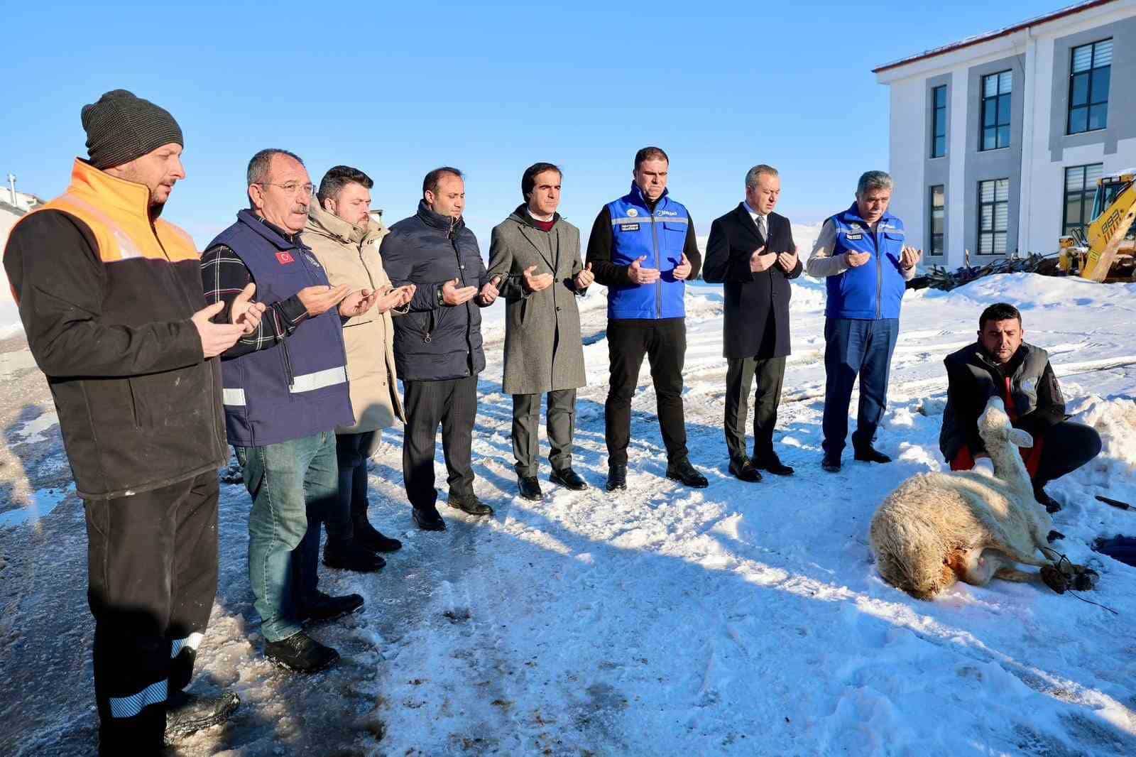 Sivas’ta Kar Yağışı Şükranla Karşılandı: Şükür Koyunu Kesildi