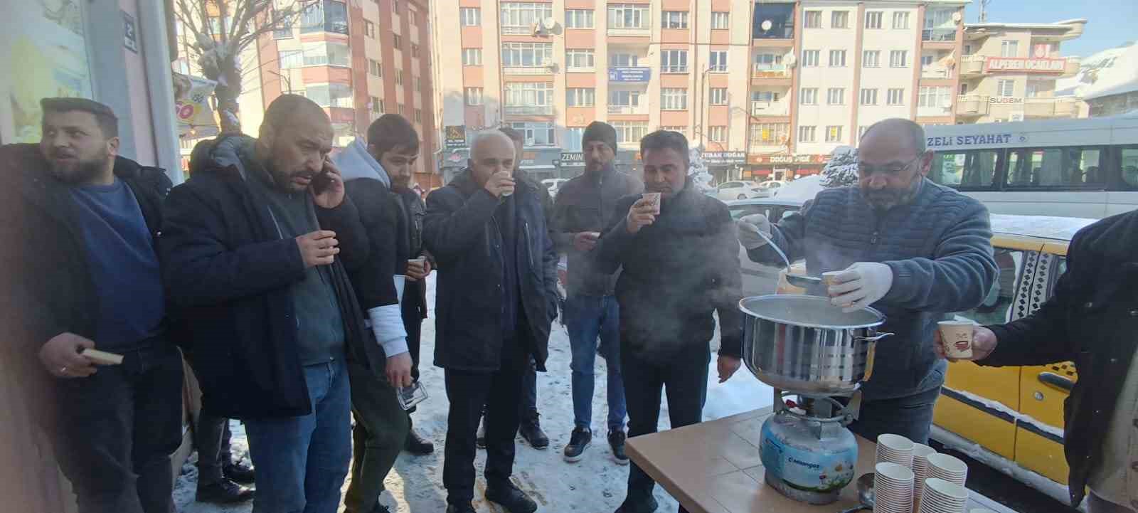 Sivas’ta Karla Mücadele Eden Çalışanlara Sıcak Süt Jest