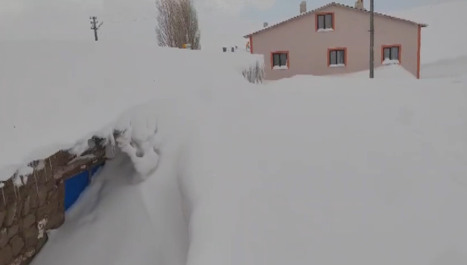 Sivas’ta Kış Çetin Geçiyor: Bina Boyu Kar Yağışı