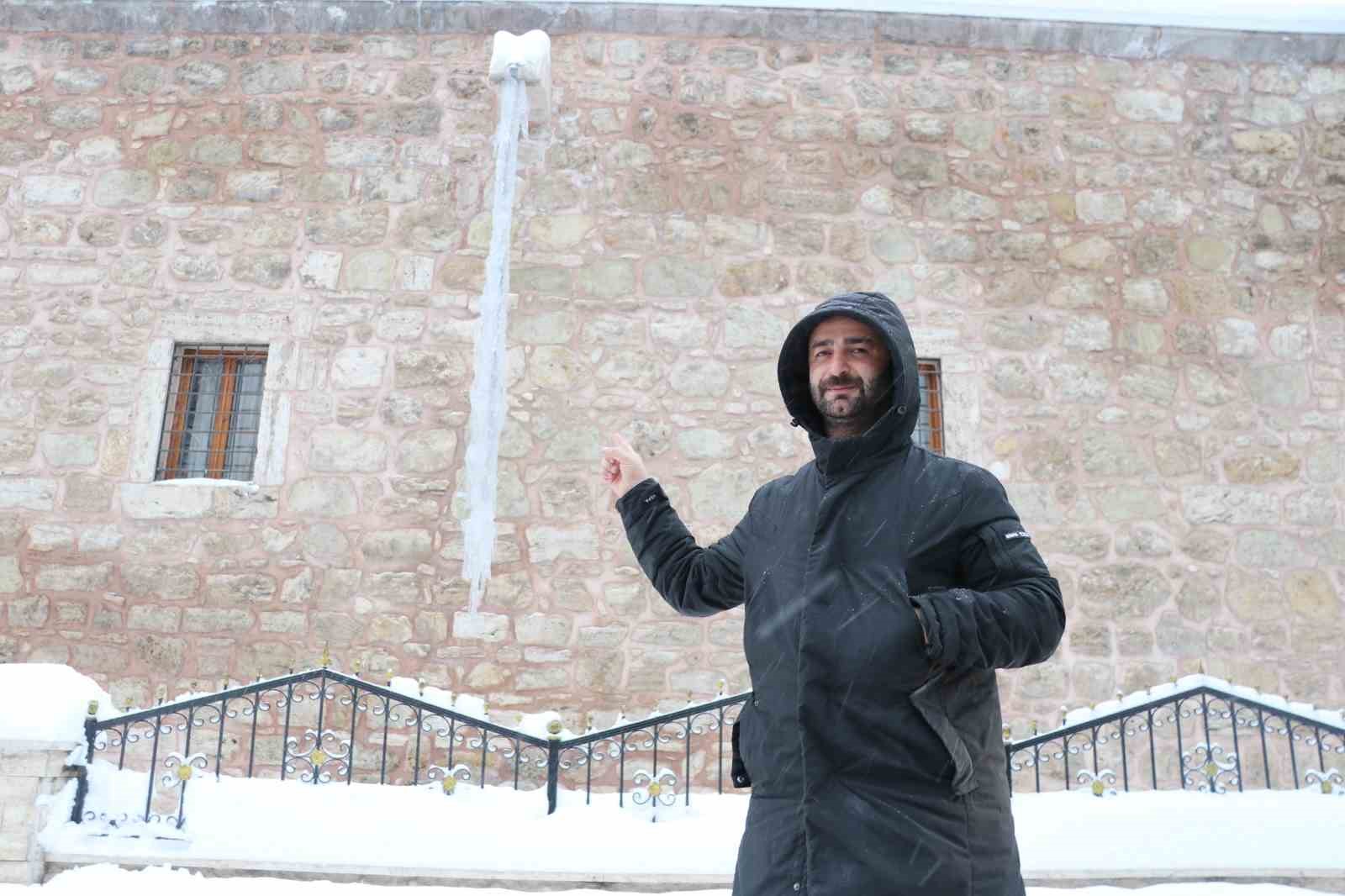 Sivas’ta Kış Manzaraları: 3 Metrelik Buz Sarkıtları Göz Kamaştırıyor