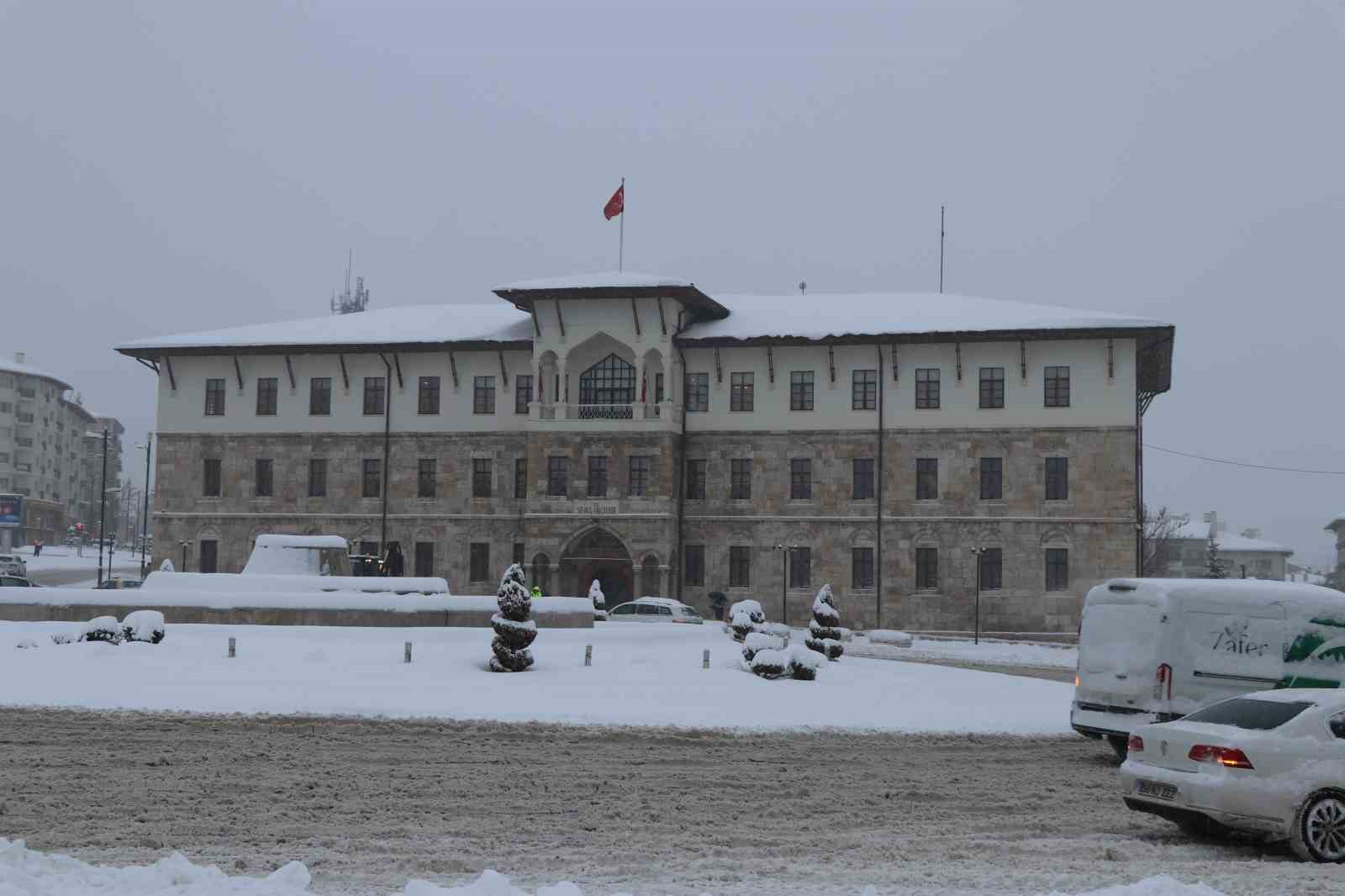 Sivas’ta Kış Masalı: Tarihi Kent Meydanı Beyaz Örtüyle Kaplandı