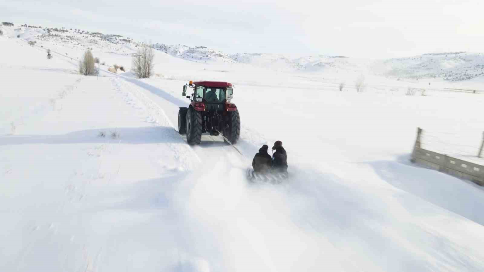 Sivas’ta Kış Neşesi: Traktörle Kayak Keyfi