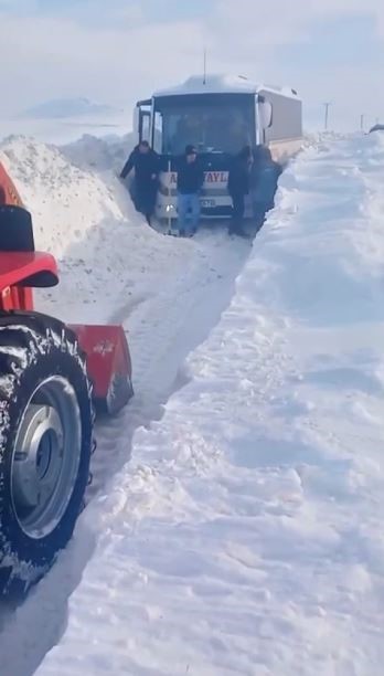 Sivas’ta Mahsur Kalan Yolcu Midibüsü, Muhtarın Kahramanlığıyla Kurtarıldı