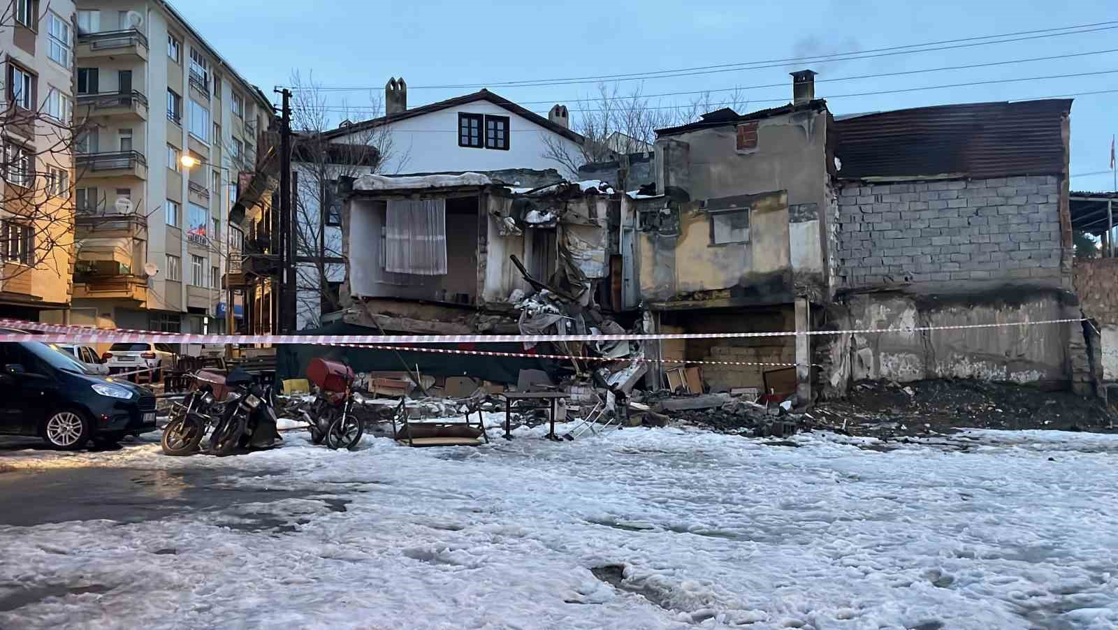Sivas’ta Metruk Binanın Çökmesi Korku Yarattı