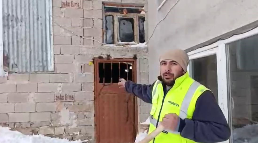 Sivas’ta Tipiden Kaçan Köpek Ahır Kapısında Sıkıştı