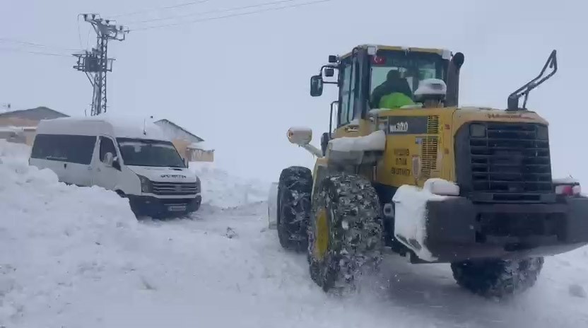 Sivas’ta Yoğun Kar Yağışı Hayatı Olumsuz Etkiledi: Bir Cenazeye 5 Saatlik Mücadele