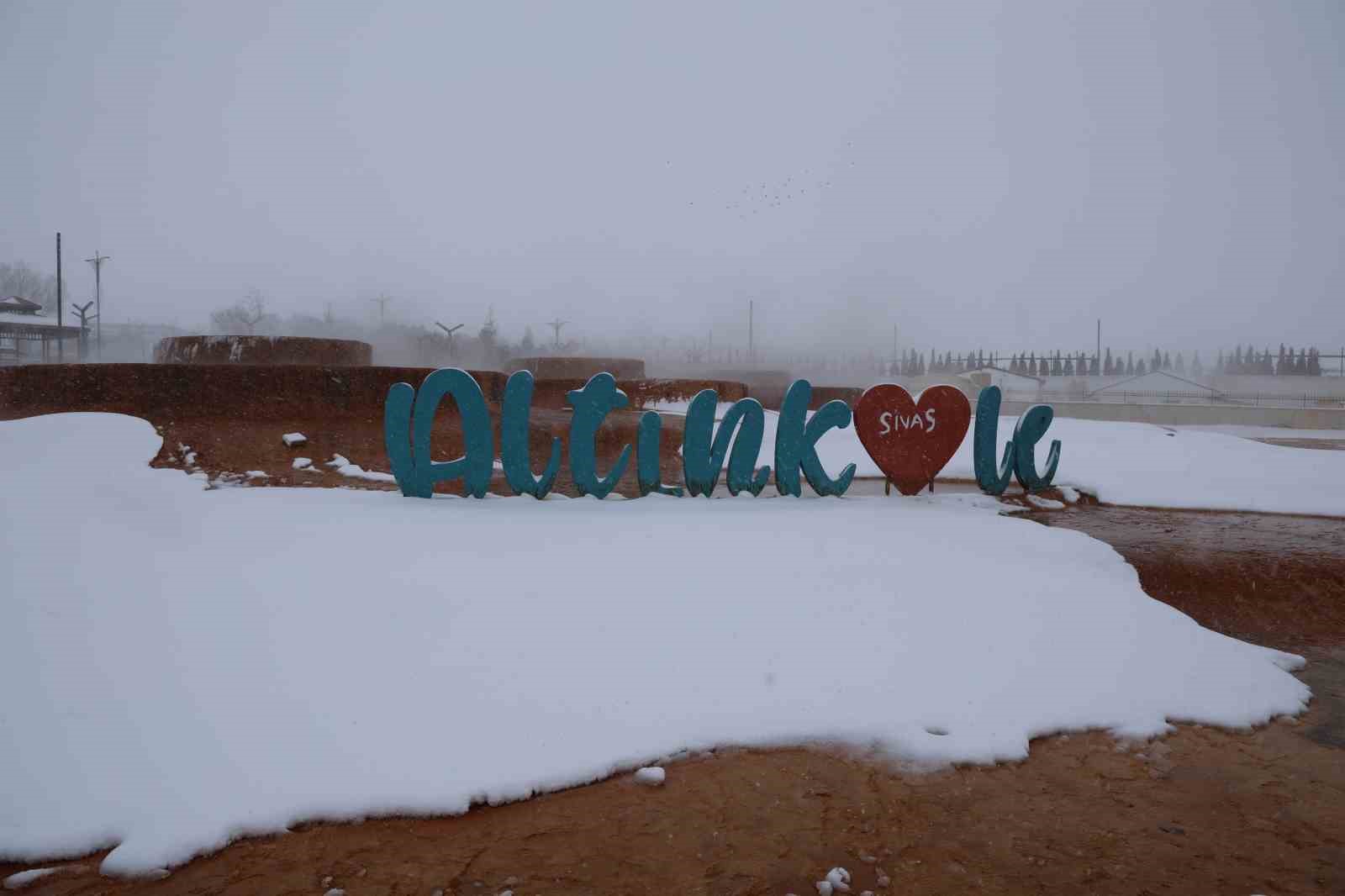 Sivas’taki Altınkale Travertenleri Kar Altında Büyüleyici Manzaralar Sunuyor