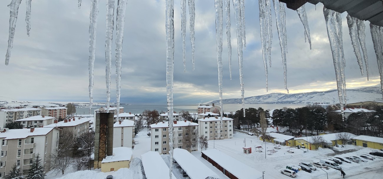 Tatvan’da Sibirya Soğuklarının Etkisi: Metrelerce Uzunlukta Buz Sarkıtları