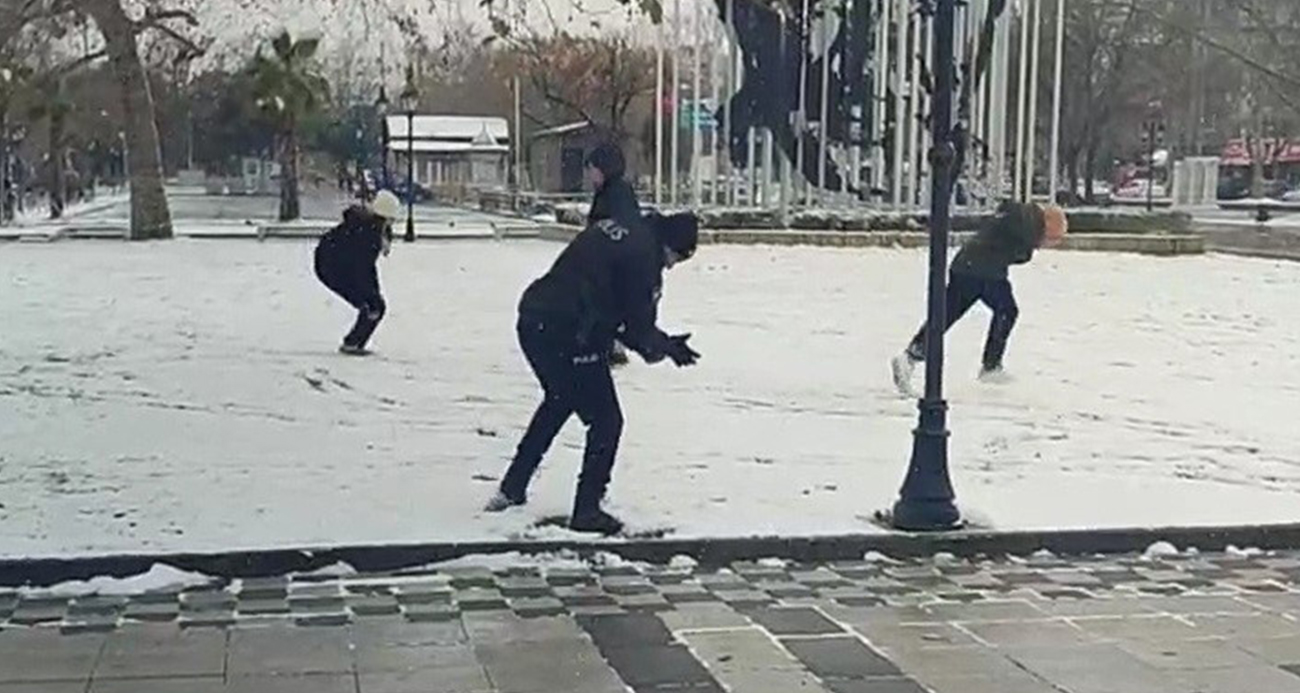 Tekirdağ’da Polisler ve Çocuklar Arasında Kar Topu Eğlencesi