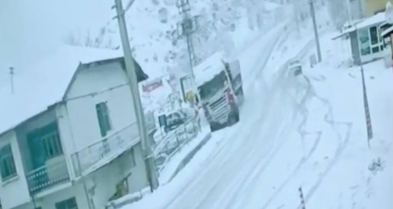 Tokat’ta Tırın Eve Çarpması Güvenlik Kamerasında