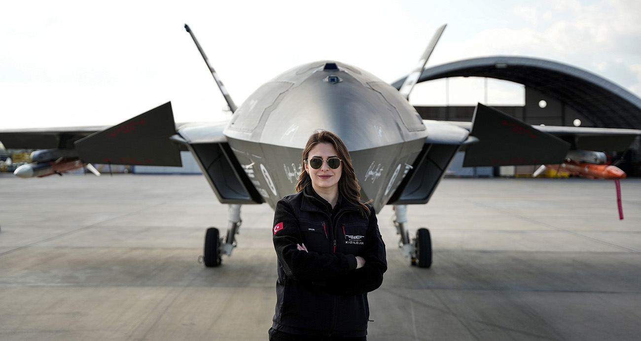 Türkiye’nin İlk Insansız Savaş Uçağı KIZILELMA’nın Kadın Pilotu Göz Dolduruyor