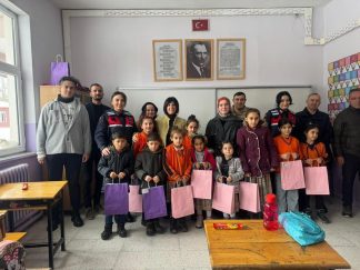 Zara’da Jandarma’dan Minik Öğrencilere Karne Sürprizi