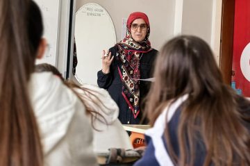 28 Şubat Sürecinde Yaşanan Zorluklar: İnegöl’den İki Öğretmenin Gözyaşlarıyla Anlattıkları