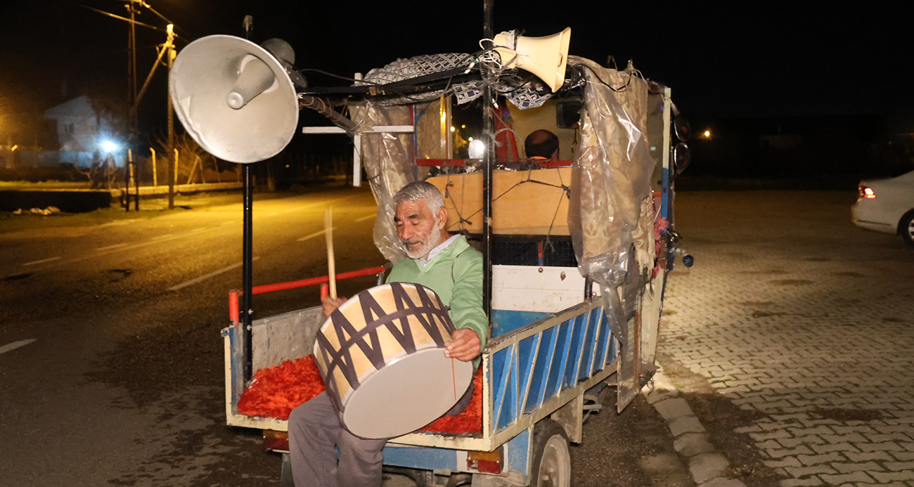 Adana Kozan’da Davulcu Teknolojiyi Gelenekle Buluşturdu
