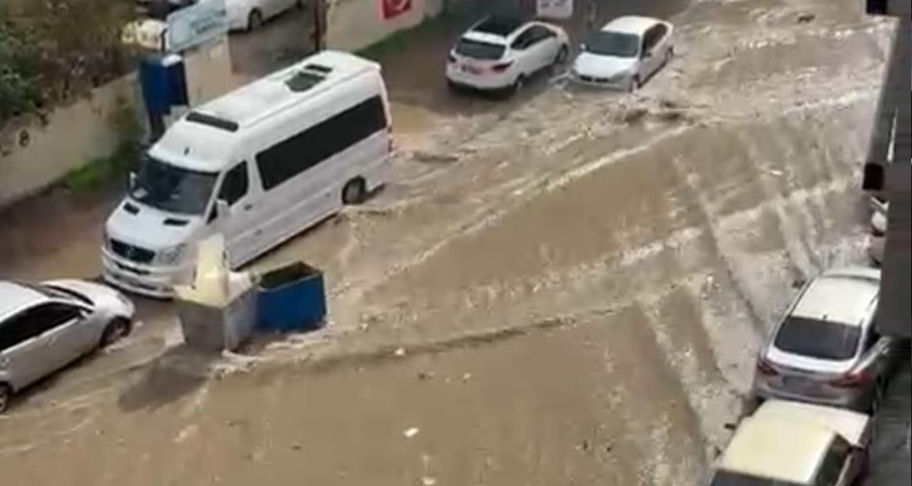 Adana’da Kısa Süren Yağmur Sokakları Göle Çevirdi