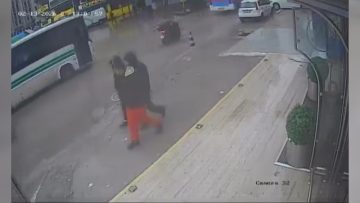 Adana’da Motosikletli Sürücü Çukura Düştü, Otobüsün Altında Kalmaktan Kurtuldu