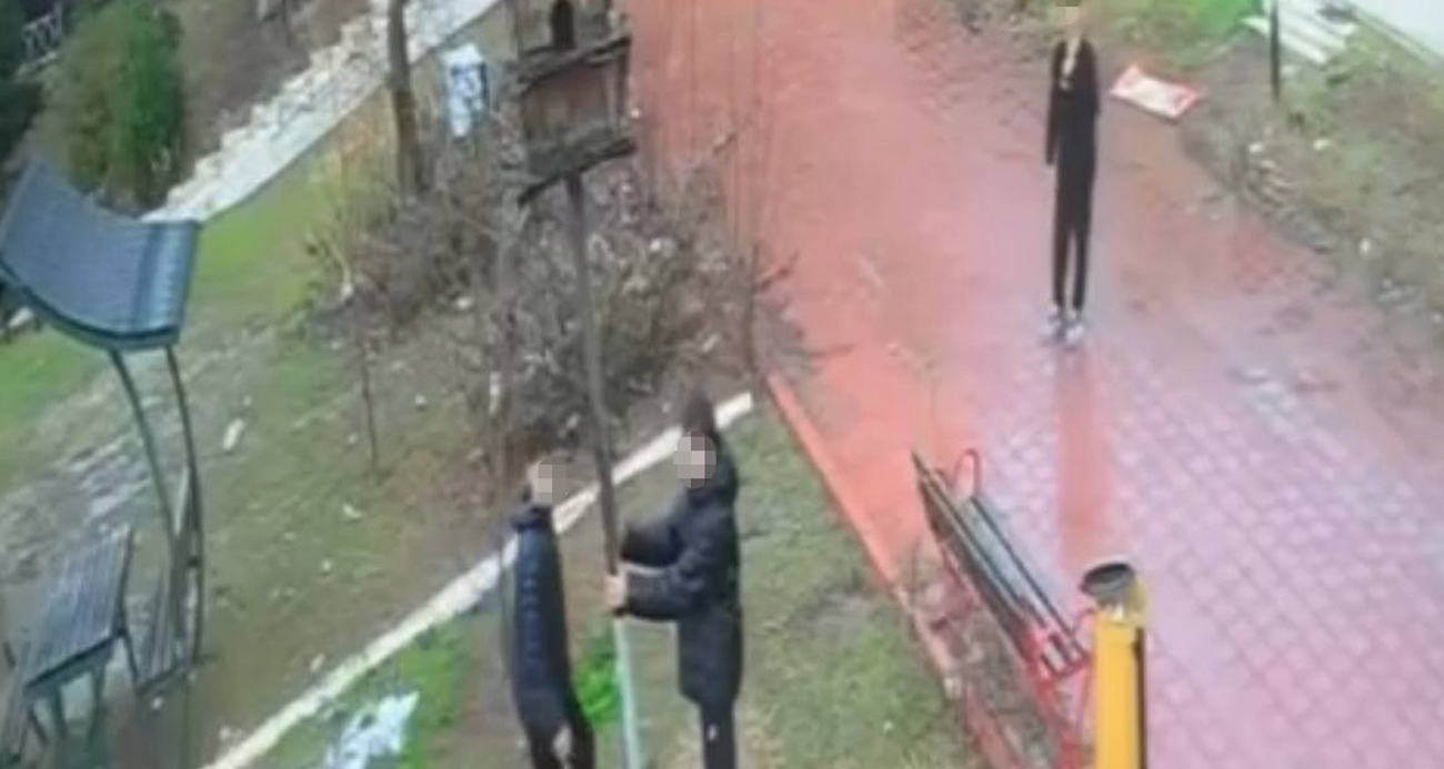Adana’da Parkta Kuş Yuvasına Zarar Veren Çocuklar Güvenlik Kamerasında