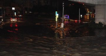 Adana’da Sağanak Yağış Hayatı Felç Etti