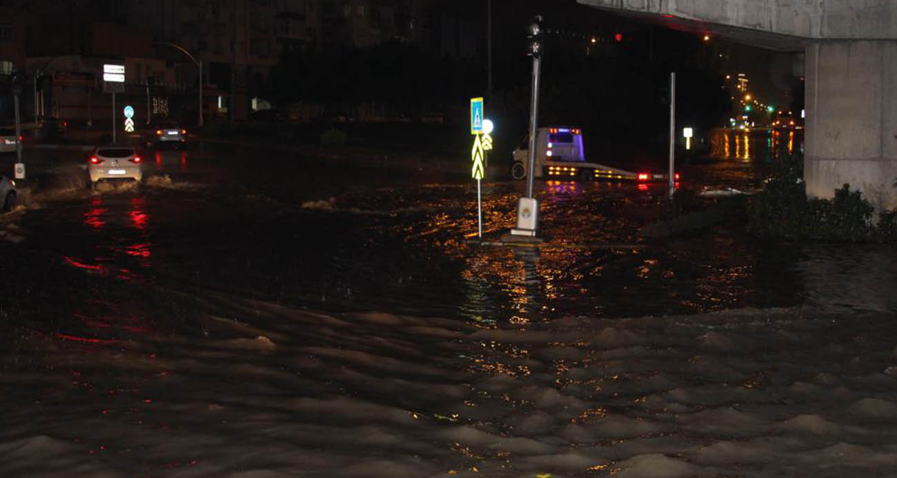Adana’da Sağanak Yağış Hayatı Felç Etti