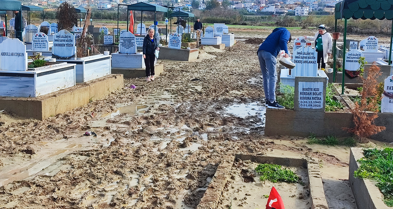 Adana’da Sel Felaketi Mezarları Yıktı, Aileler İsyan Etti
