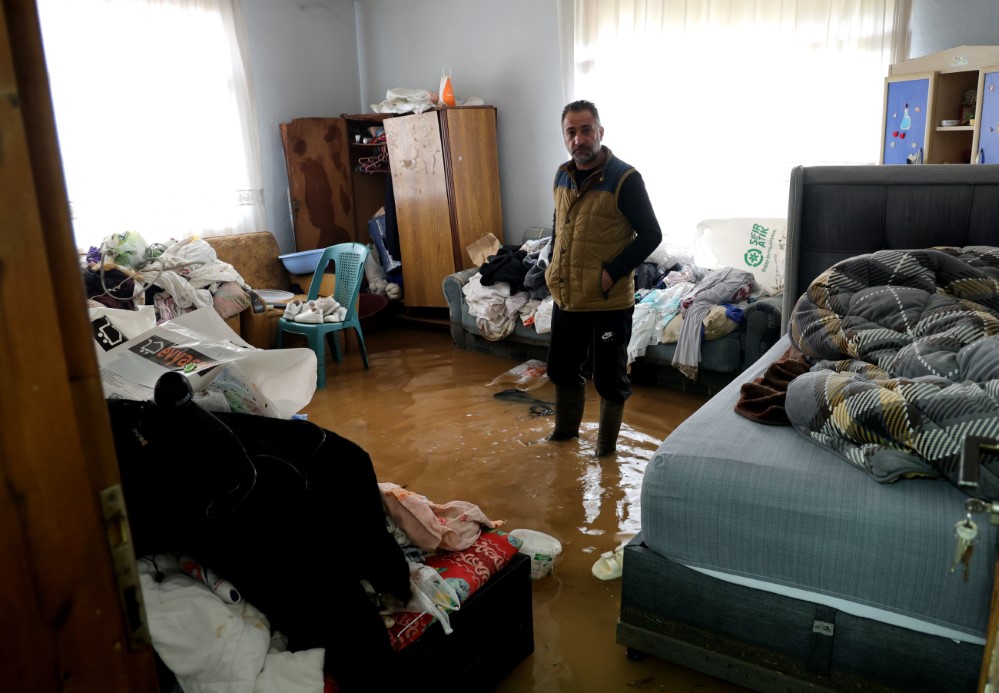 Adana’da Selin Ardından: Islak Eşyalar ve Çamur Kaplı Yollar