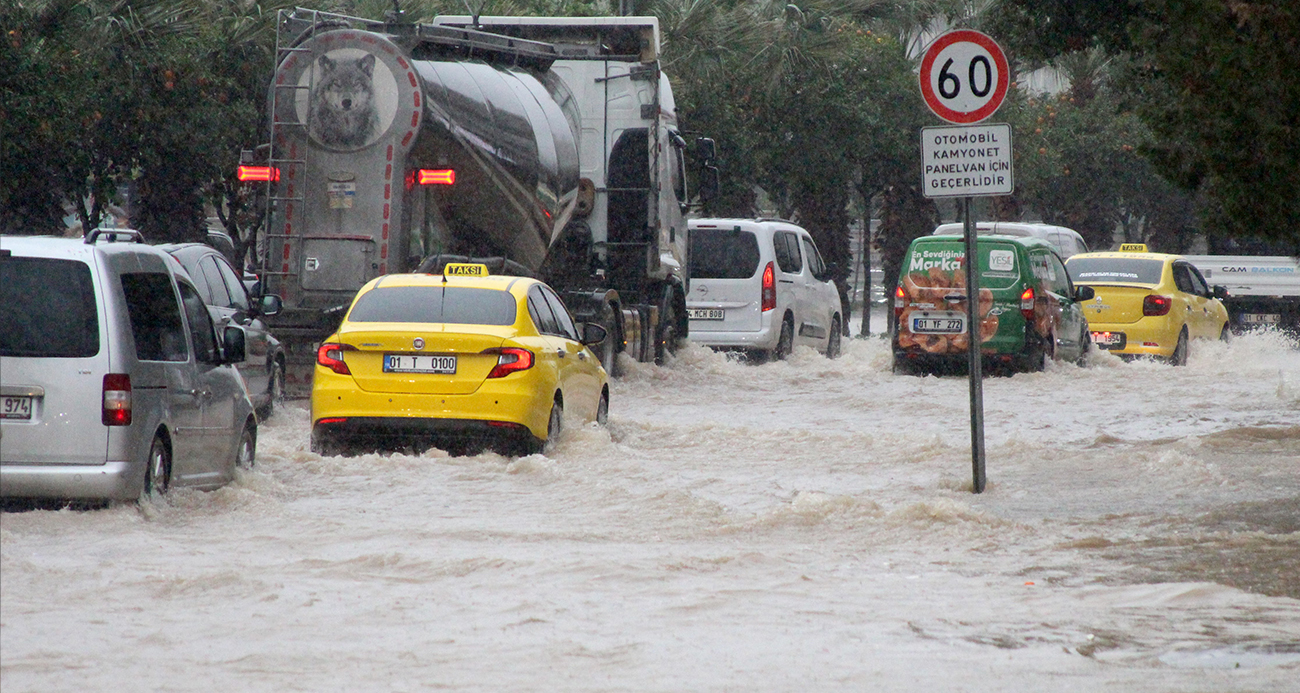 Adana’da Şiddetli Sağanak Yağış Hayatı Olumsuz Etkiledi