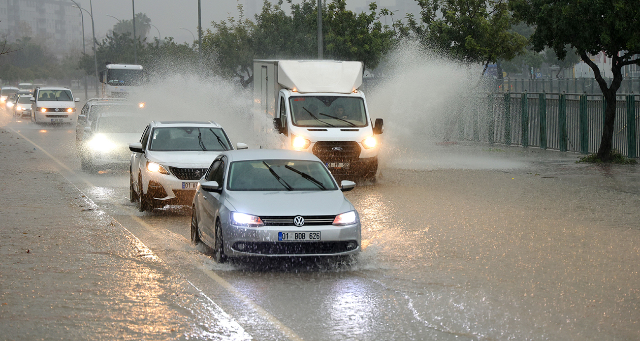 Adana’da Şiddetli Yağış Hayatı Felç Etti: Yollar ve Apartman Bahçeleri Sular Altında