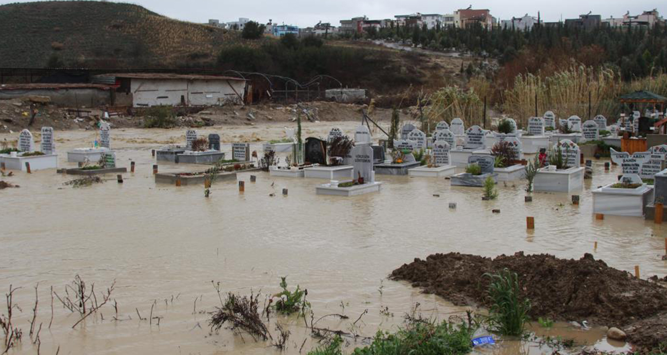 Adana’da Şiddetli Yağışlar Mezarlığı Su Altında Bıraktı