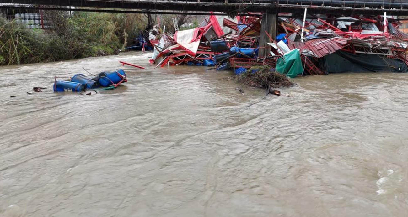 Alanya’da Sağanak Yağış Sonucu Dimçayı Taşkını: İşletmeler Zarar Gördü